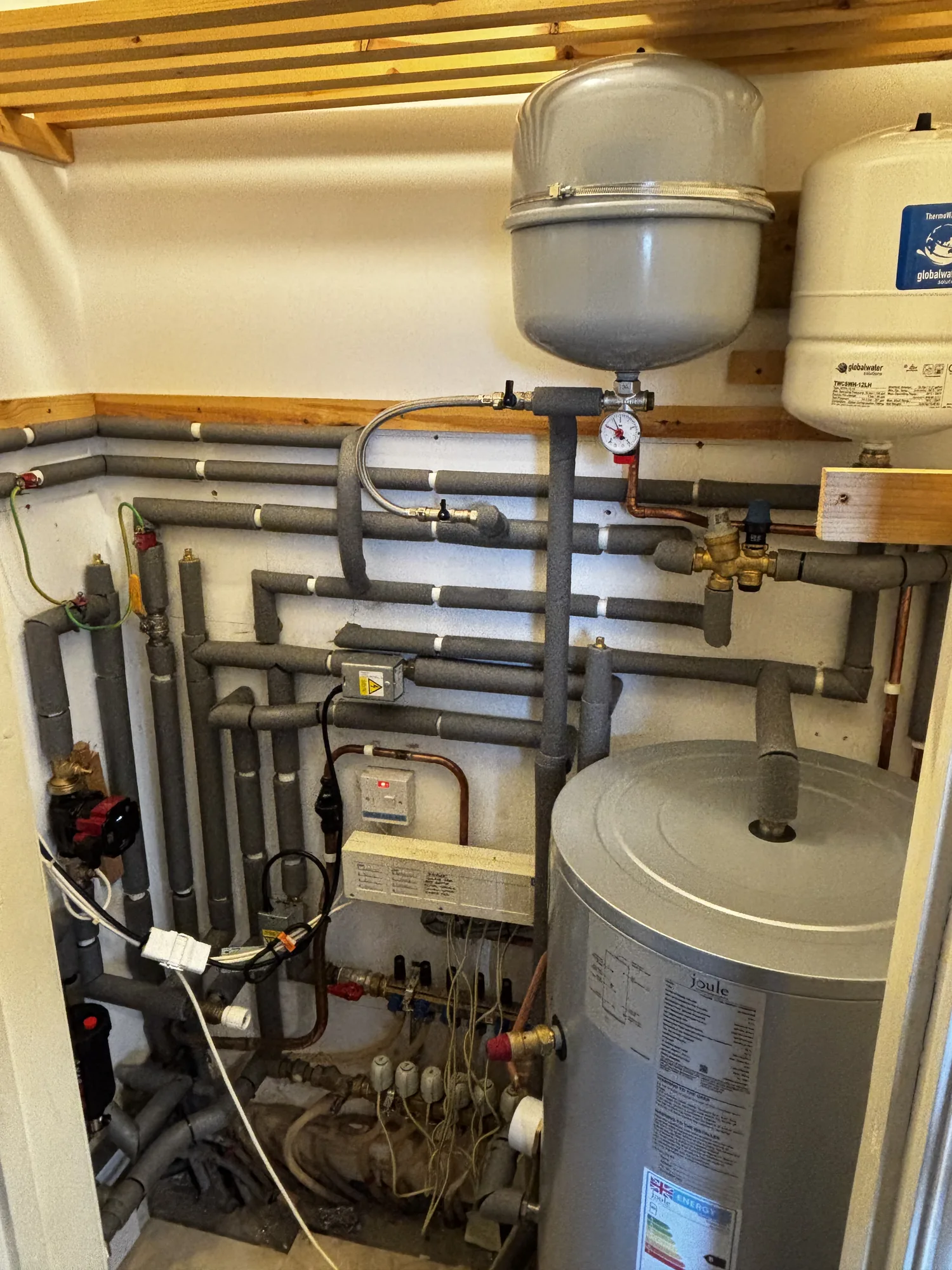 Magnetic system filter fitted on the return pipe below the boiler